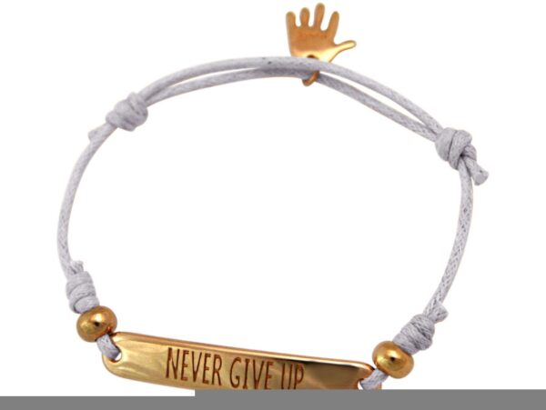 GEMSHINE Damen Knotenarmband mit Gravur NEVER GIVE UP in rose Vergoldet. Größenverstellbare graue Kordel und Hand Charm - Made in München / Germany - Im eleganten Schmucketui mit Geschenkverpackung. – Bild 3