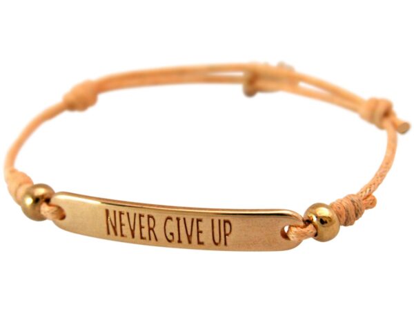 GEMSHINE Damen Knotenarmband mit Gravur NEVER GIVE UP in rose Vergoldet. Größenverstellbare lachs Kordel und Hand Charm - Made in München / Germany - Im eleganten Schmucketui mit Geschenkverpackung.