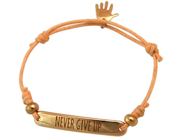 GEMSHINE Damen Knotenarmband mit Gravur NEVER GIVE UP in rose Vergoldet. Größenverstellbare lachs Kordel und Hand Charm - Made in München / Germany - Im eleganten Schmucketui mit Geschenkverpackung. – Bild 3