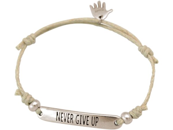 GEMSHINE Damen Knotenarmband mit Gravur NEVER GIVE UP in Silber. Größenverstellbare beige Kordel mit Hand Charm - Made in München / Germany - Im eleganten Schmucketui mit Geschenkverpackung. – Bild 3