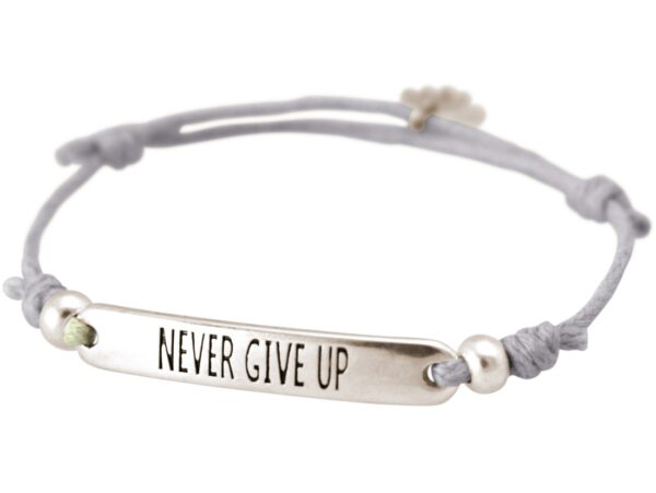 GEMSHINE Damen Knotenarmband mit Gravur NEVER GIVE UP in Silber. Größenverstellbare graue Kordel mit Hand Charm - Made in München / Germany - Im eleganten Schmucketui mit Geschenkverpackung.