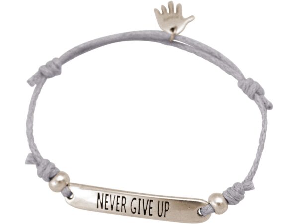 GEMSHINE Damen Knotenarmband mit Gravur NEVER GIVE UP in Silber. Größenverstellbare graue Kordel mit Hand Charm - Made in München / Germany - Im eleganten Schmucketui mit Geschenkverpackung. – Bild 3